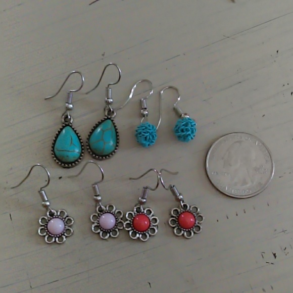 Bundle of 4 dangle earings - Picture 1 of 1